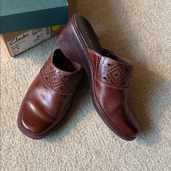 Clarks Women’s Dark Brown Leather Loafers - Picture 2 of 7